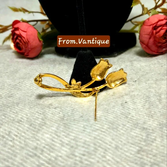 🌹 Vintage 2 Red Roses w/ Rhinestone Crystal Gold Brooch / Pin 🧷 - Picture 3 of 4